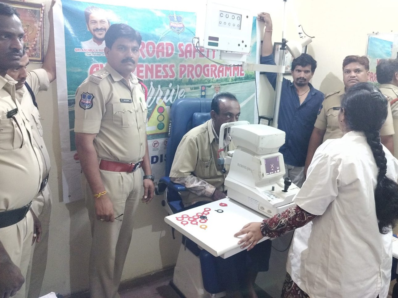 కంటి పరీక్షలు చేయించిన పోలీసులు