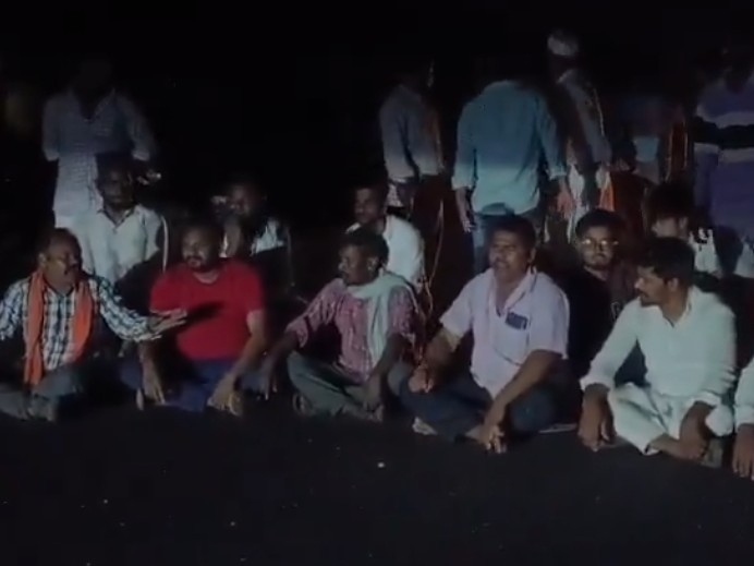 రోడ్డుపై బైఠాయించి గ్రామస్థుల నిరసన