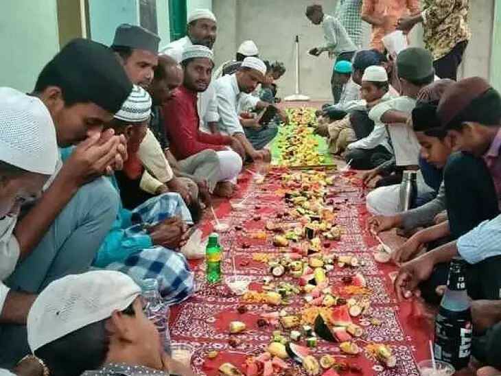 ఇఫ్తార్ విందు ఇచ్చిన ఉపసర్పంచ్