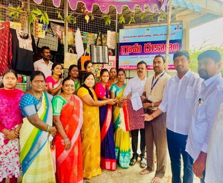మహిళా సమైక్య ఆధ్వర్యంలో గ్రామ దుకాణం ప్రారంభం