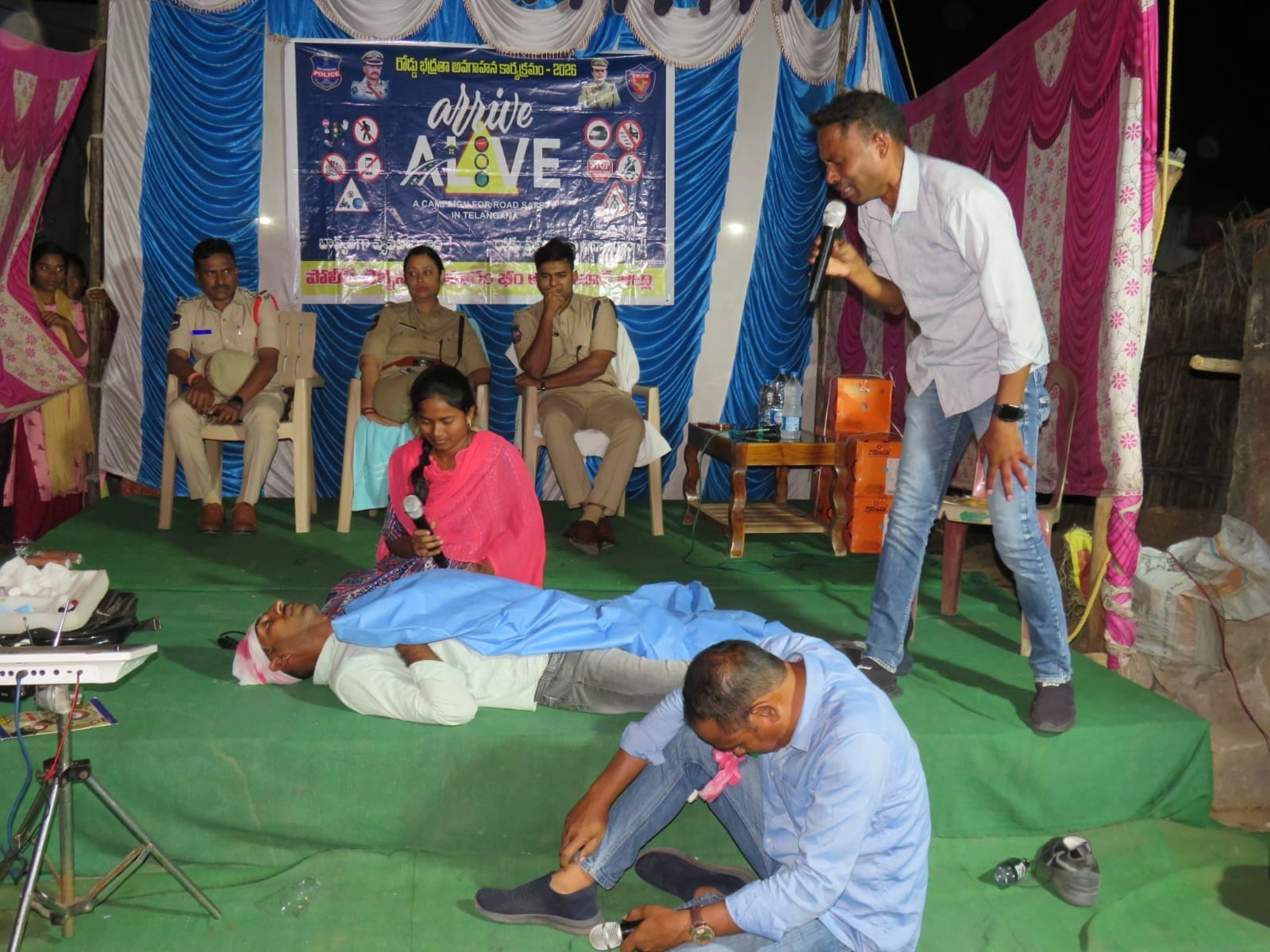 రోడ్డు భద్రత నియమాలపై పోలీసుల వినూత్న నాటిక