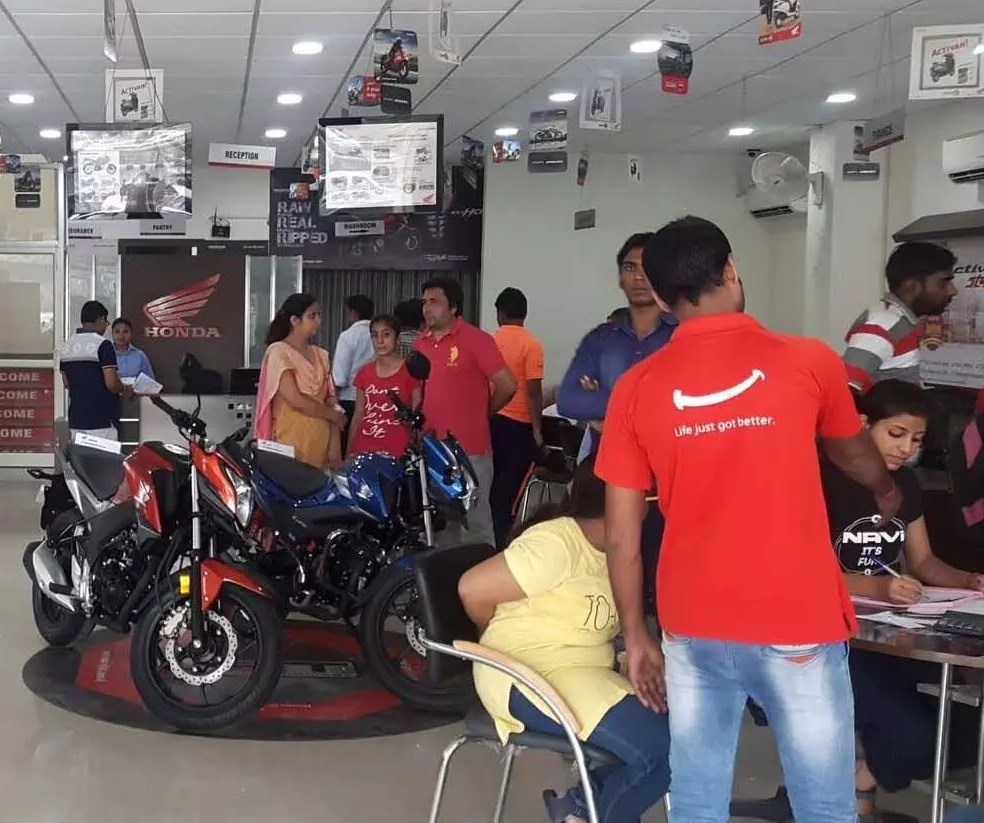 షోరూంలోనే రిజిస్ట్రేషన్.. వాహనదారులకు ఇబ్బందులు