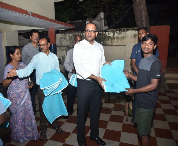 విద్యార్థులు చ‌దువులో రాణించాలి: కలెక్టర్