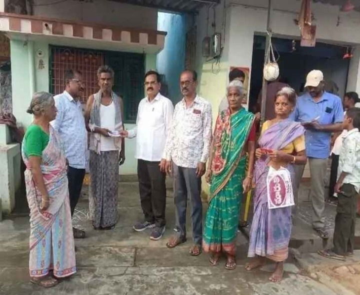 ‘అధికారుల పర్యవేక్షణలో పింఛన్లు పంపిణీ చేస్తున్నాం’