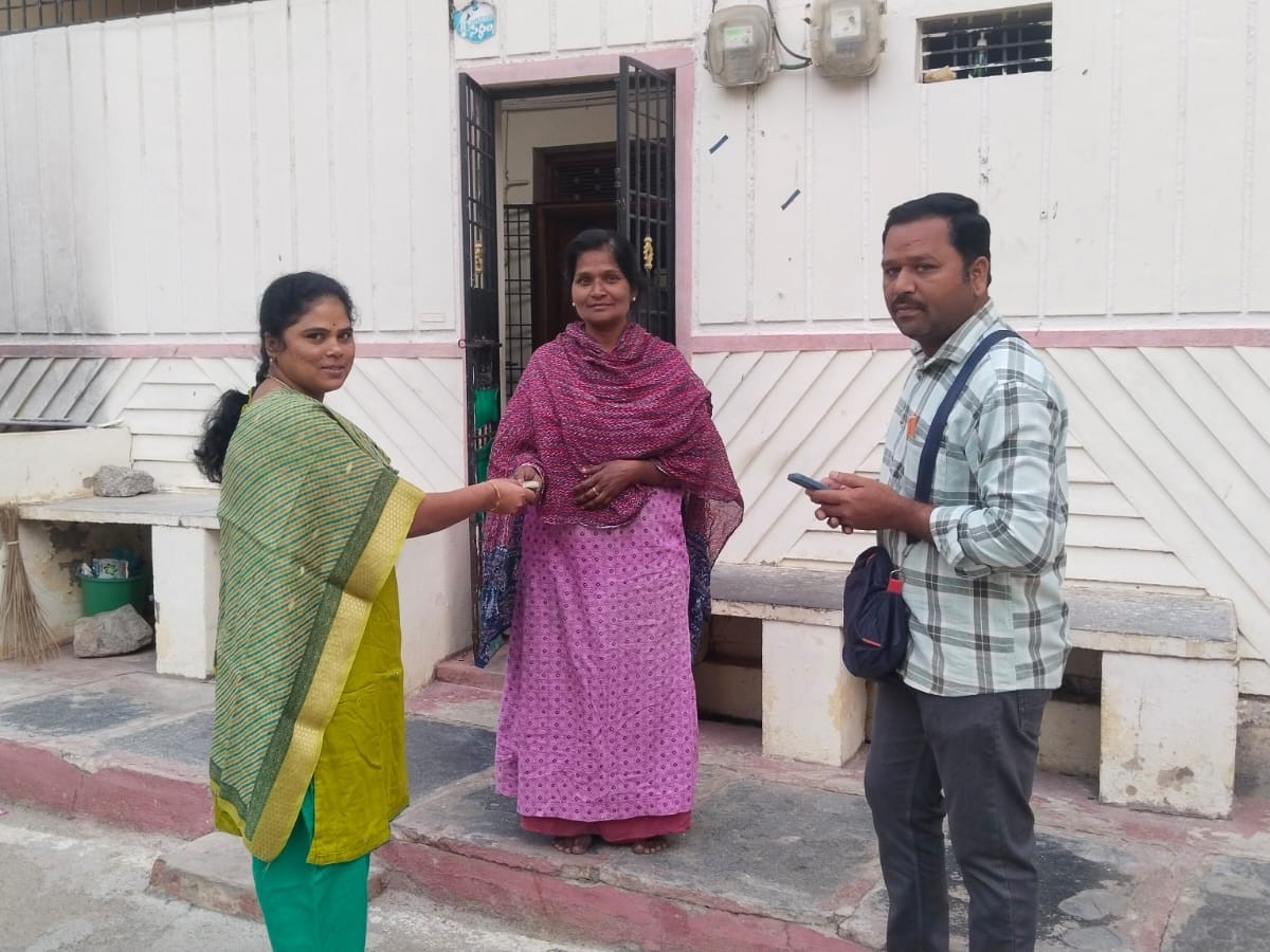 పింఛన్లను పంపిణీ చేసిన మున్సిపల్ కమిషనర్