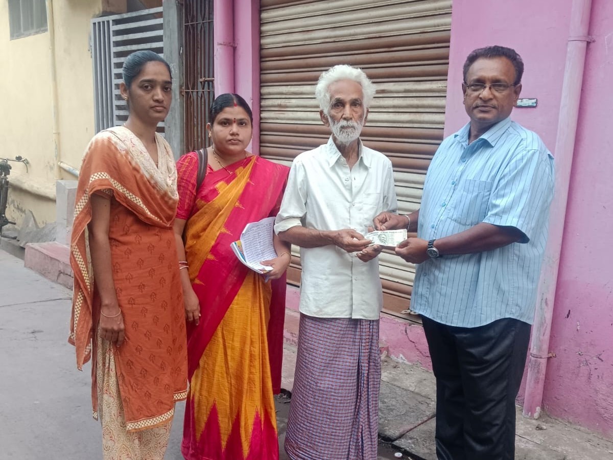 పొన్నూరులో 28వ వార్డులో పింఛన్ల పంపిణీ కార్యక్రమం