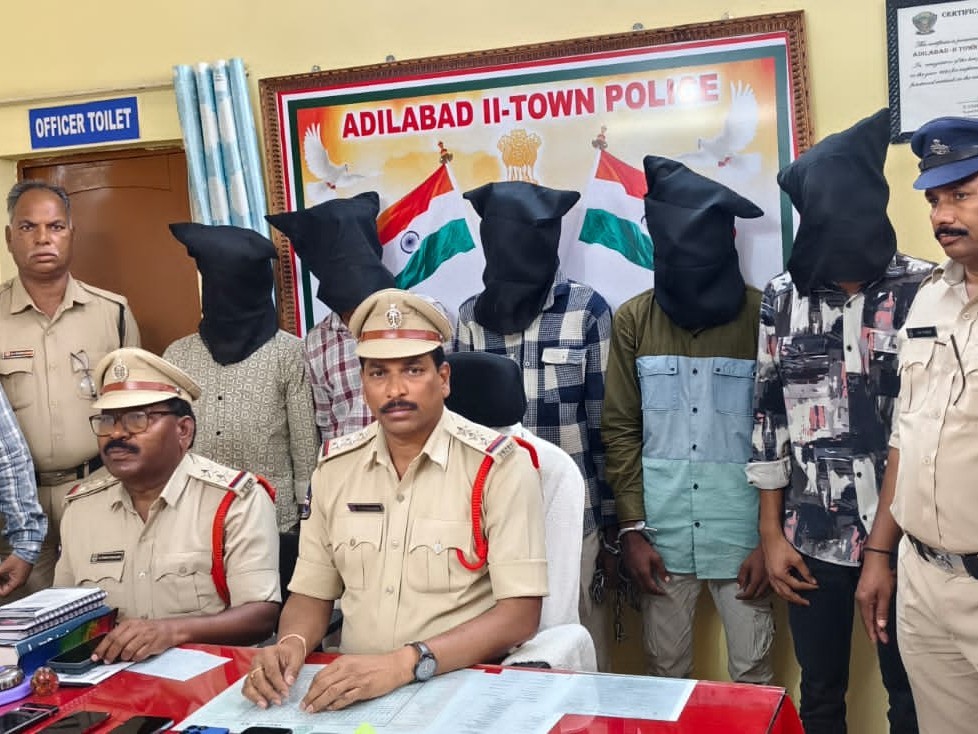 సెల్ ఫోన్ లాక్కున్న ఘటనలో నిందితులు అరెస్ట్