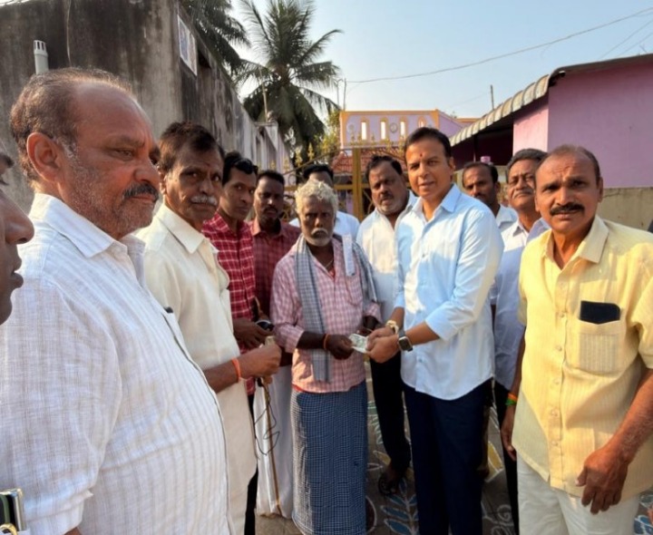 ఎన్‌టీఆర్ భరోసా పింఛన్ పంపిణీ చేసిన ఎమ్మెల్యే