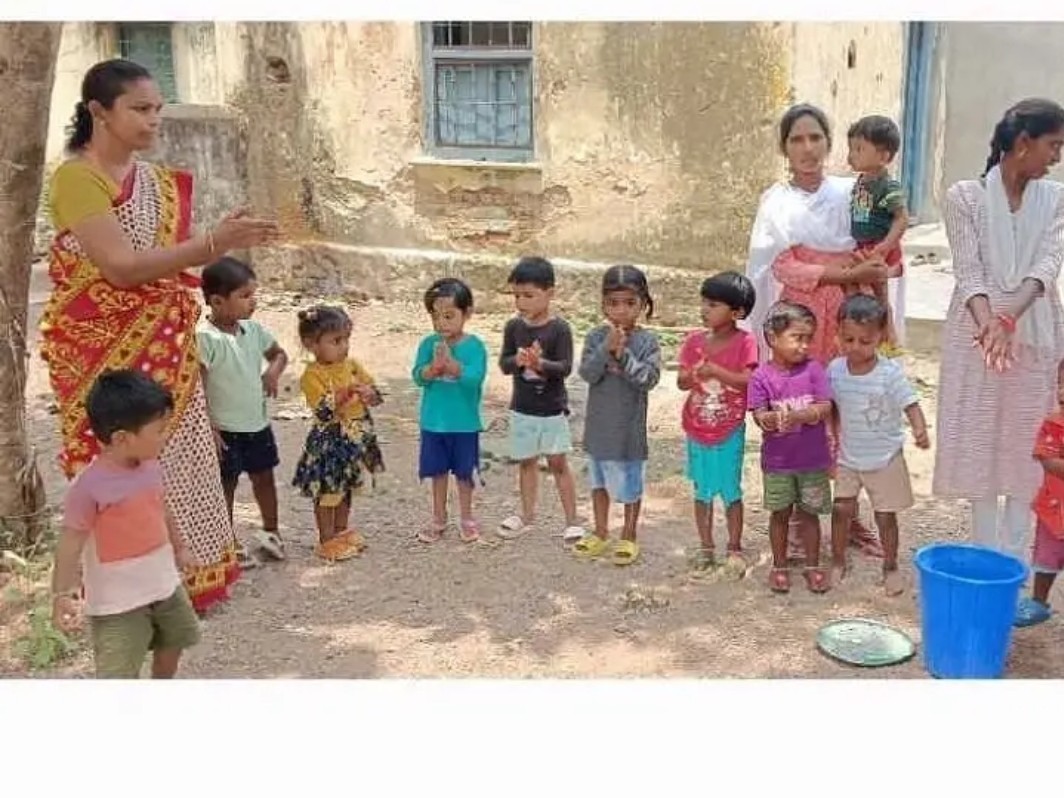 అంగన్వాడీ కేంద్రంలో చిన్నారులకు చేతుల శుభ్రత పై అవగాహన