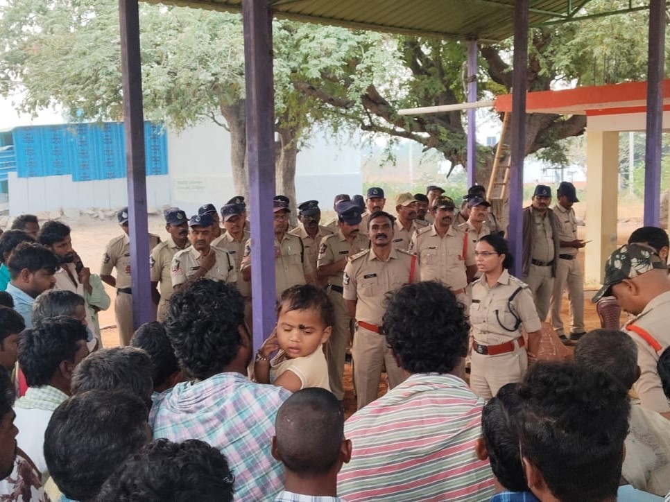 జాలవాడిలో కార్డన్ సెర్చ్ నిర్వహించిన పోలీసులు..!