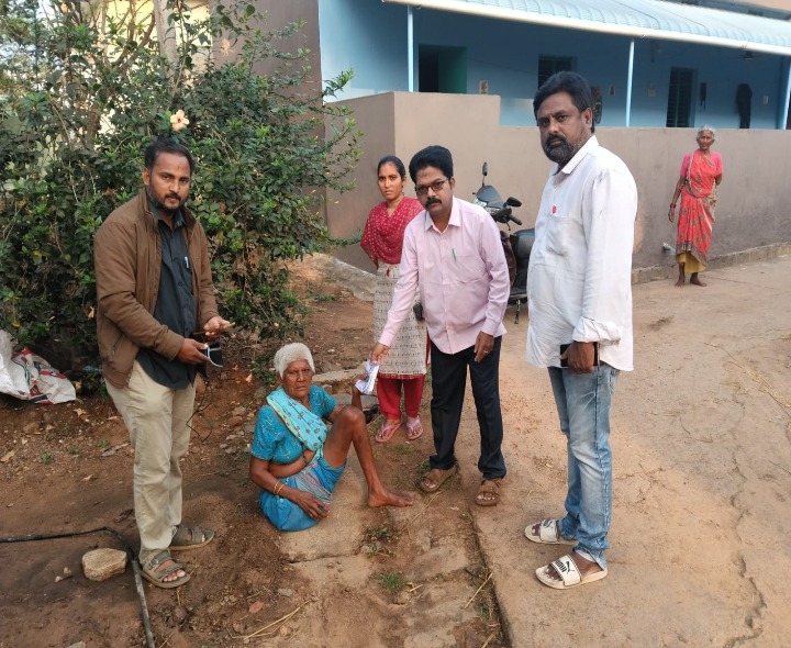 ఎండపల్లిలో పింఛన్లు పంపిణీ చేసిన  MPDO