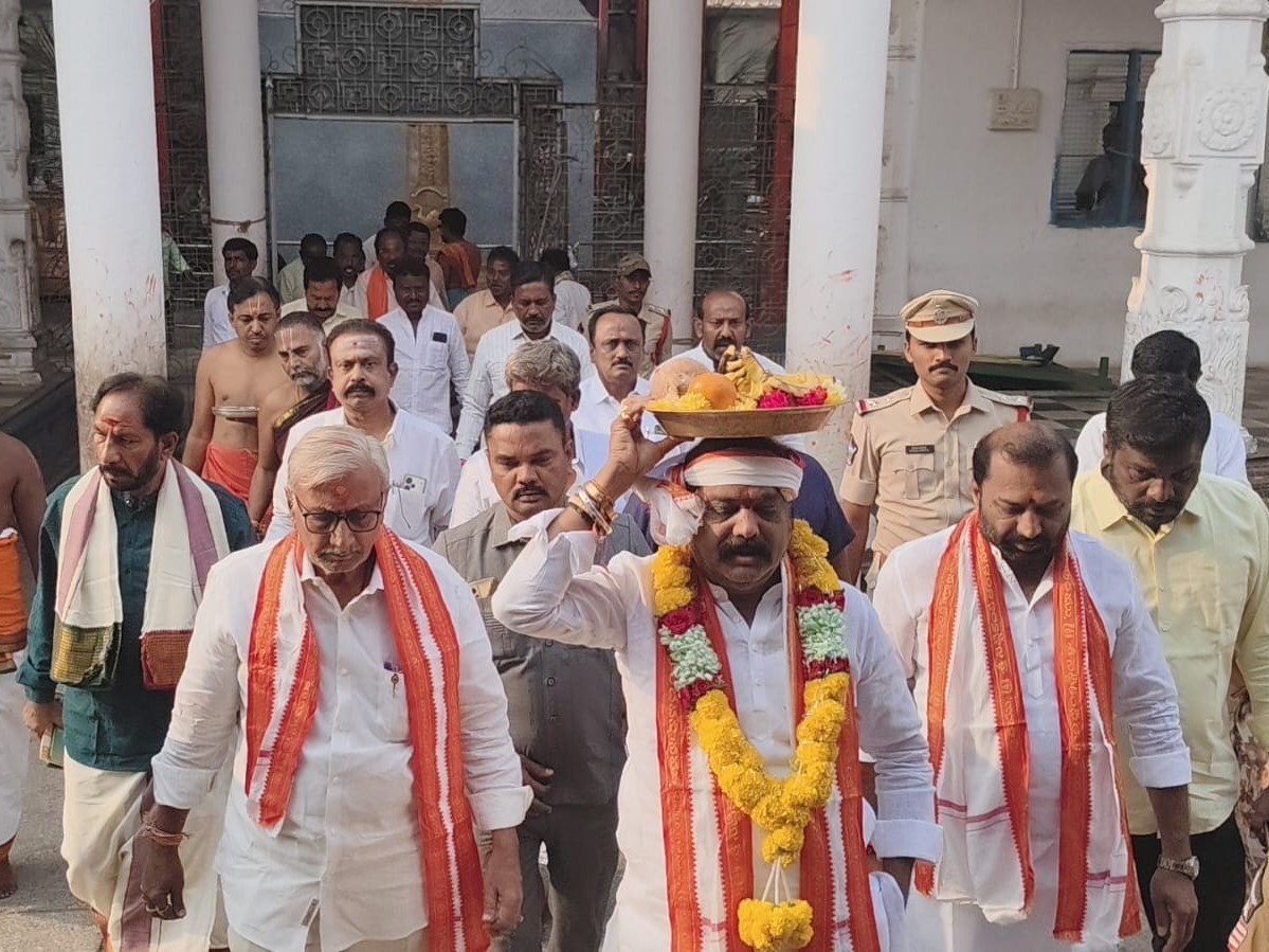 బాలలయంలో విగ్రహ ప్రతిష్ట పూజలో పాల్గొన్న ఎమ్మెల్యే