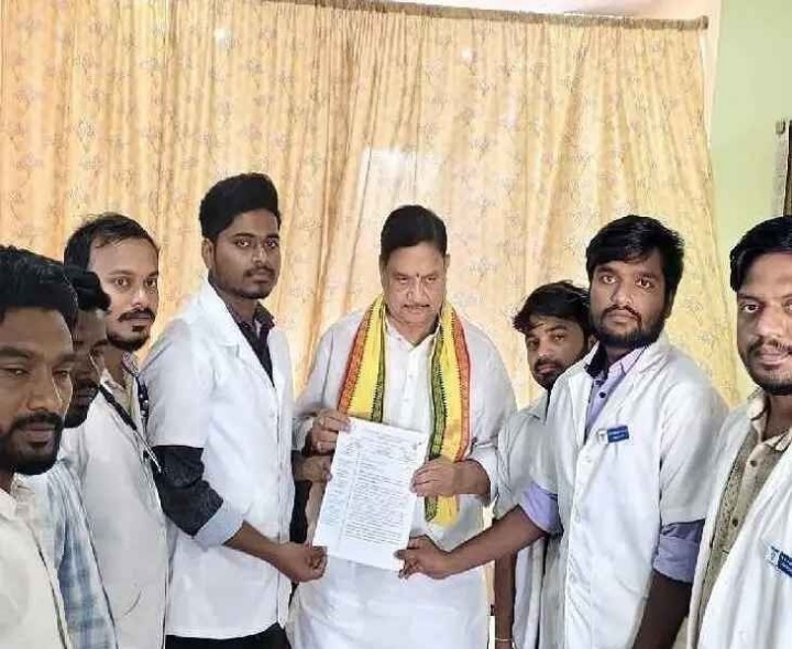 ఎమ్మెల్యేకు వెటర్నరీ విద్యార్థుల వినతి