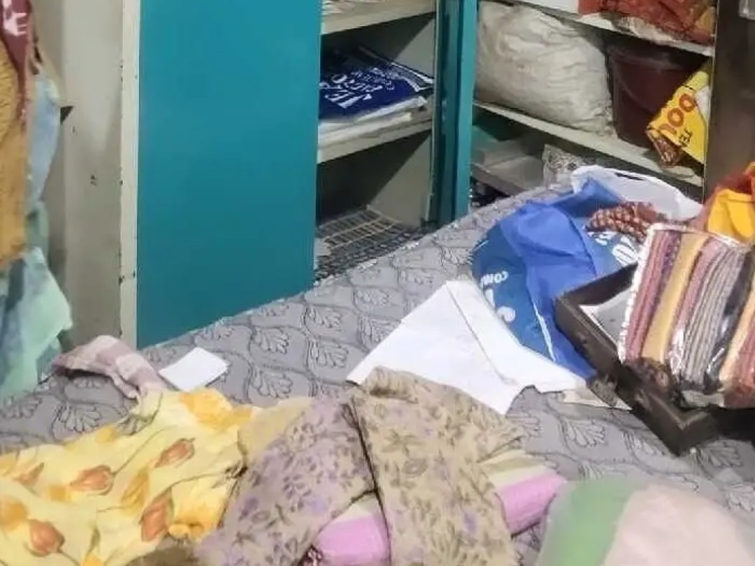 పుట్టెడు దుఃఖంలో ఆ కుటుంబం.. దొంగల నిలువు దోపిడీ