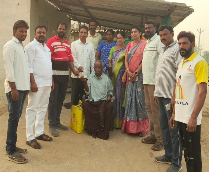 డయాలసిస్ బాధితుడికి రూ.10వేల పింఛన్ అందజేత