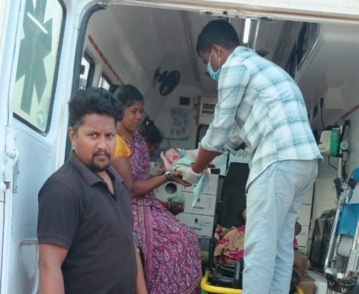 ఆసుపత్రికి తరలిస్తుండగా మార్గమధ్యంలో ప్రసవం
