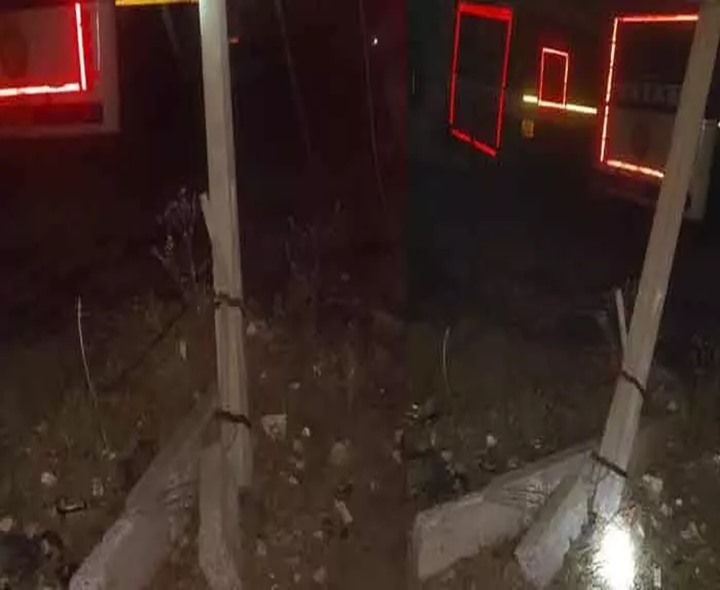 స్తంభాన్ని ఢీకొన్న బస్సు.. తప్పిన ప్రమాదం