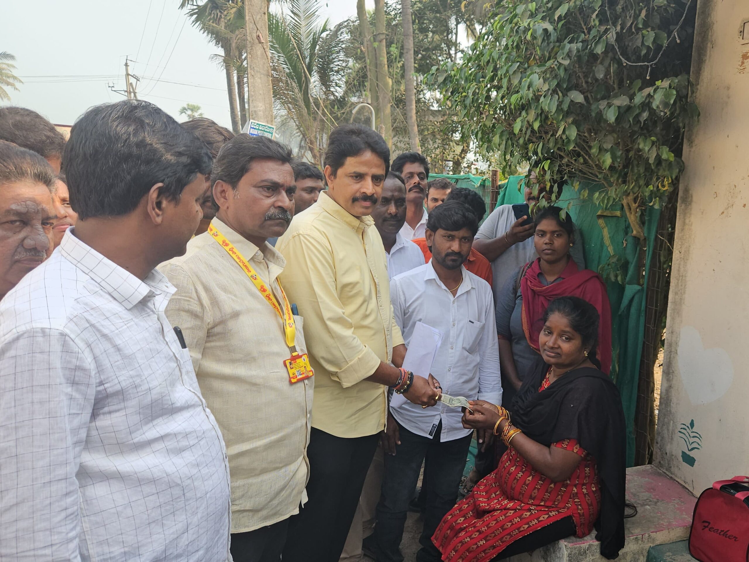 పింఛన్లు పంపిణీ చేసిన ఎమ్మెల్యే