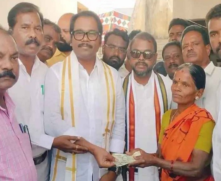 పెన్షన్ పంపిణీ చేసిన ఎమ్మెల్యే