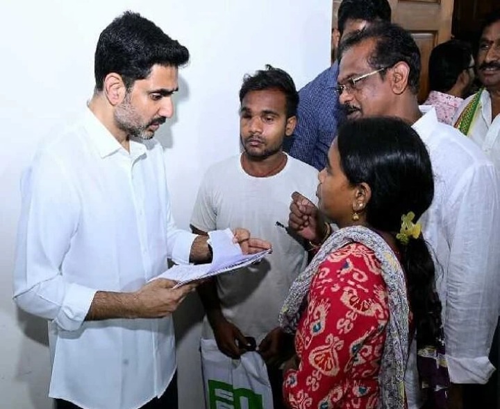 ప్రజల నుంచి అర్జీలు స్వీకరించిన మంత్రి