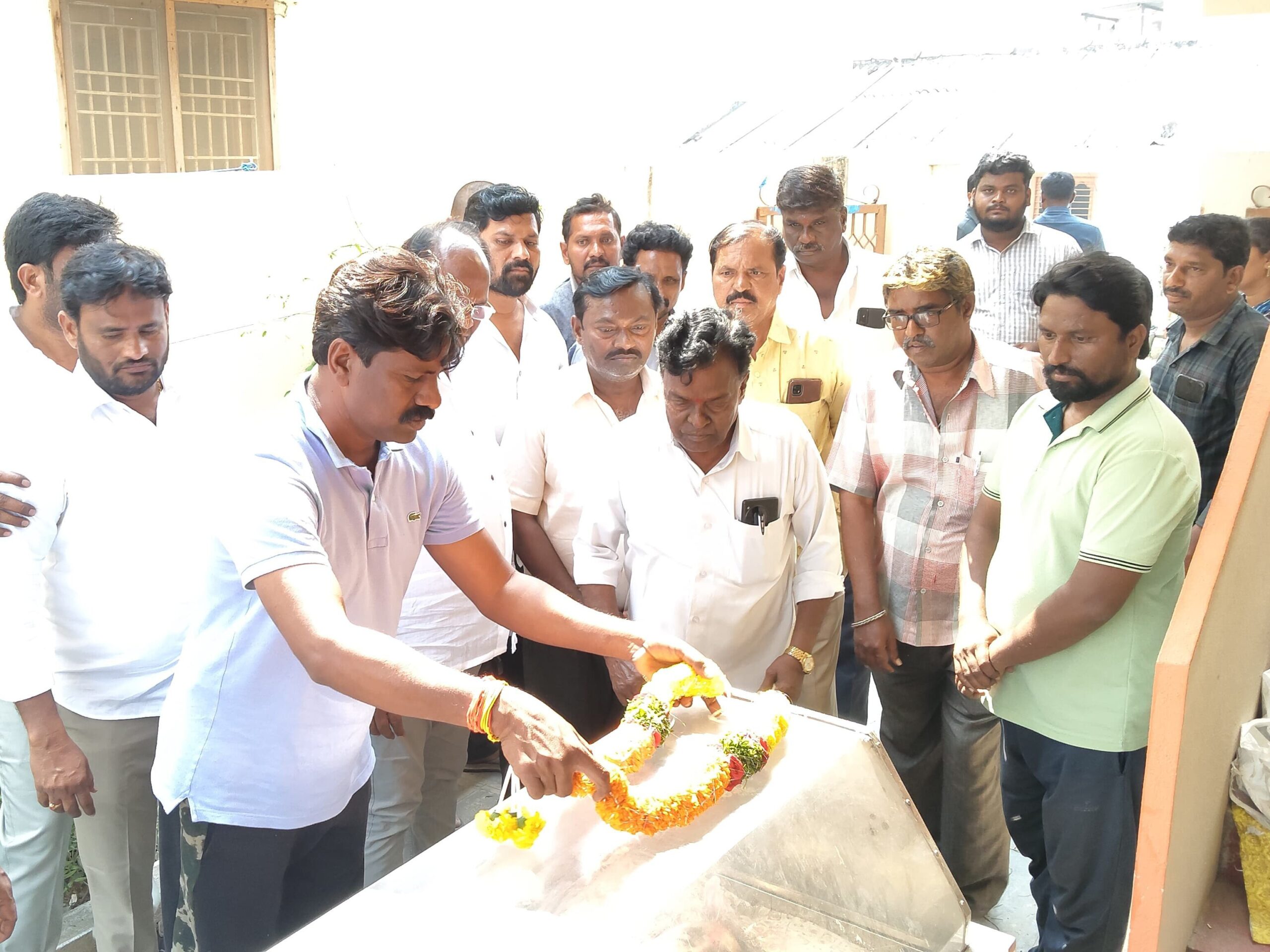 మృతులకు నివాళులు అర్పించిన ఎమ్మెల్యే వీరేశం