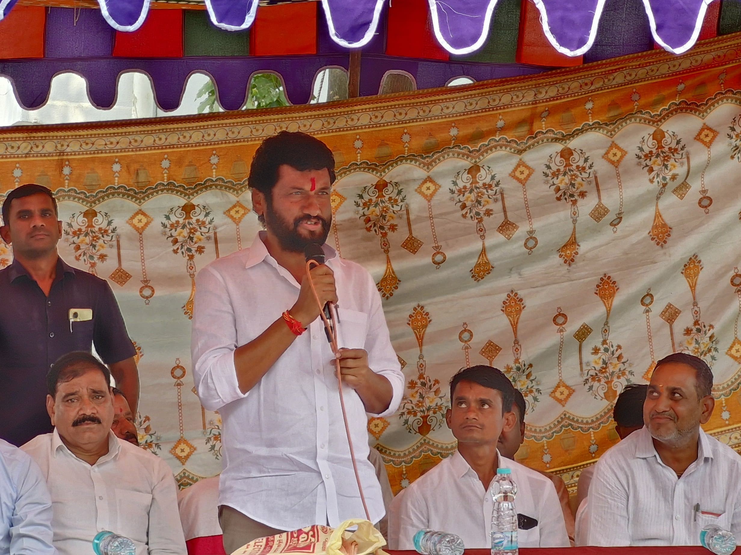 విడతల వారిగా గ్రామాన్ని అభివృద్ధి చేస్తా: ఎమ్మెల్యే