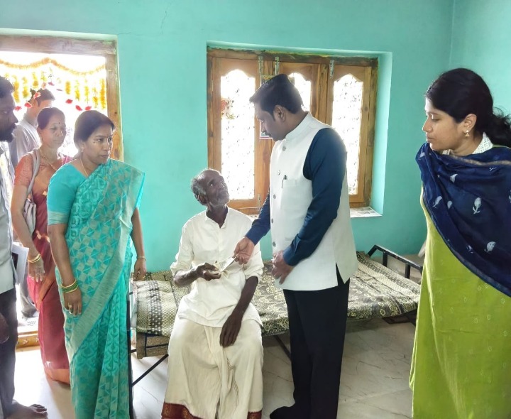 ‘ఇంటి వద్దనే పింఛన్లు అందజేయడమే ప్రభుత్వ లక్ష్యం’