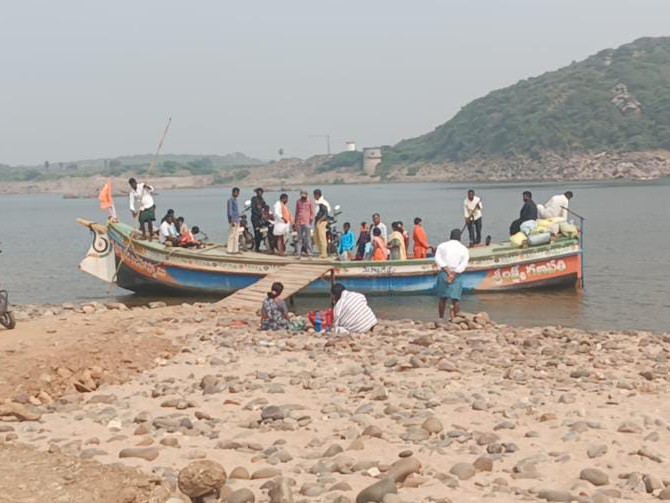 ఫిట్నెస్ లేని పడవలు సీజ్.. యధాతధంగా ప్రయాణం