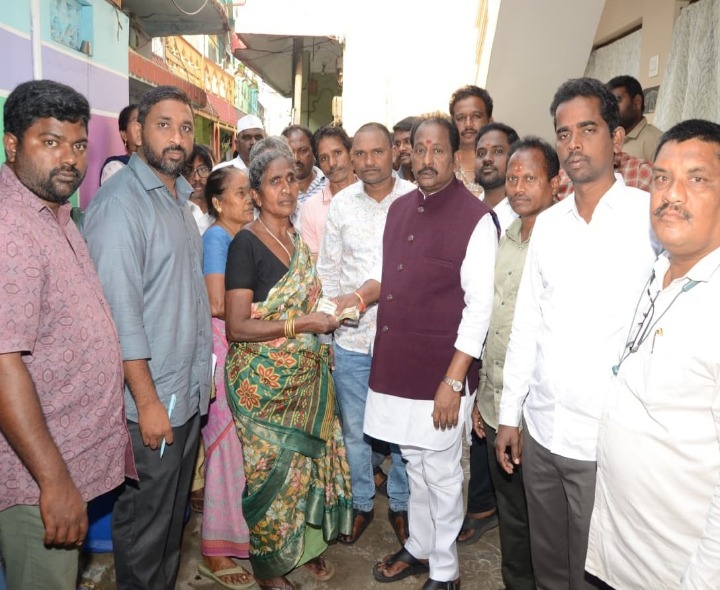 ఎన్టీఆర్ భరోసా పింఛన్లు పంపిణీ చేసిన మేయర్