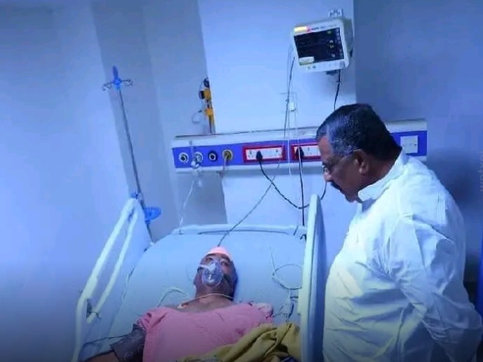 బాధితుడిని పరామర్శించిన ఎమ్మెల్యే