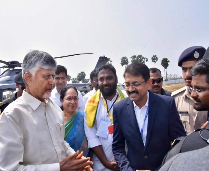 సీఎంకి ఘన స్వాగతం పలికిన ప్రజా ప్రతినిధులు