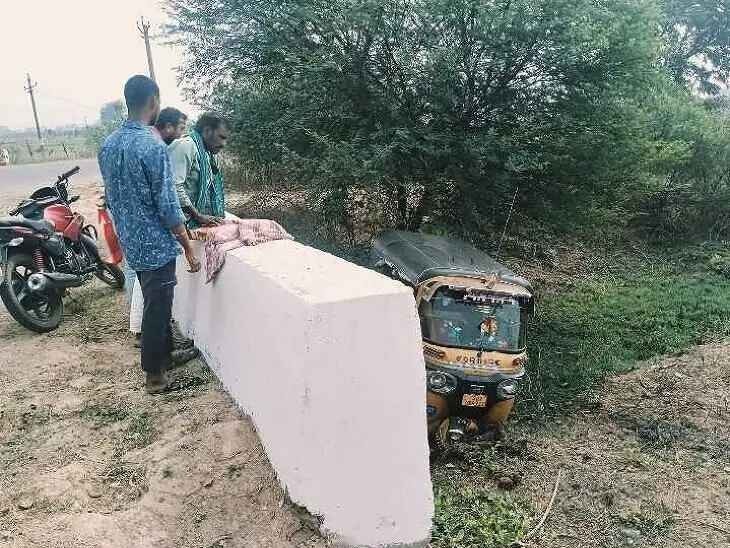 అదుపుతప్పి కాలువలోకి దూసుకెళ్లిన ఆటో