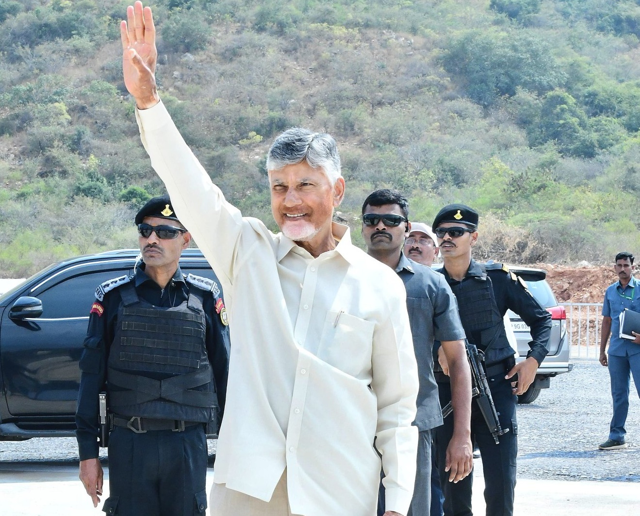 అధికారులను అభినందించిన చంద్రబాబు