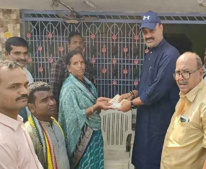 పట్టుపురంలో పింఛన్లు పంపిణీ చేసిన మంత్రి