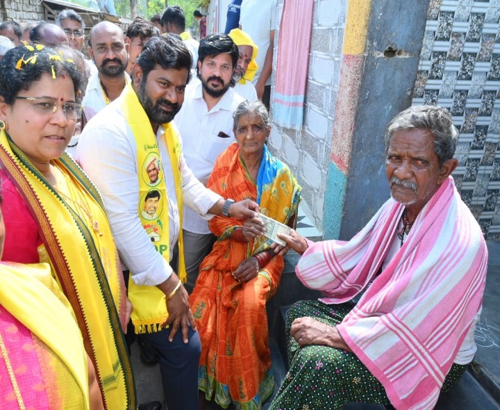 ఎన్టీఆర్ భరోసా పెన్షన్లు పంపిణీ చేసిన ఎమ్మెల్యే