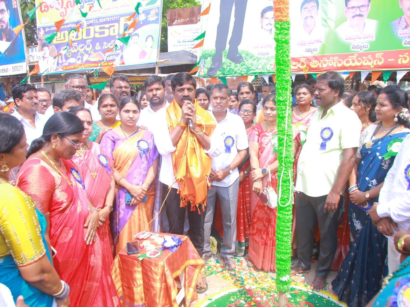 ‘టైలరింగ్ వృత్తిదారుల సమస్యల పరిష్కారానికి కృషి’