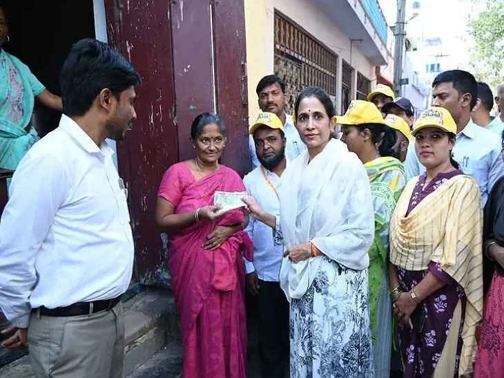 కడపలో పింఛన్లు పంపిణీ చేసిన ఎమ్మెల్యే