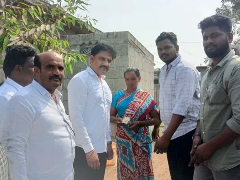 లక్కవరంలో పర్చూరు ఎమ్మెల్యే ఏలూరి పర్యటన