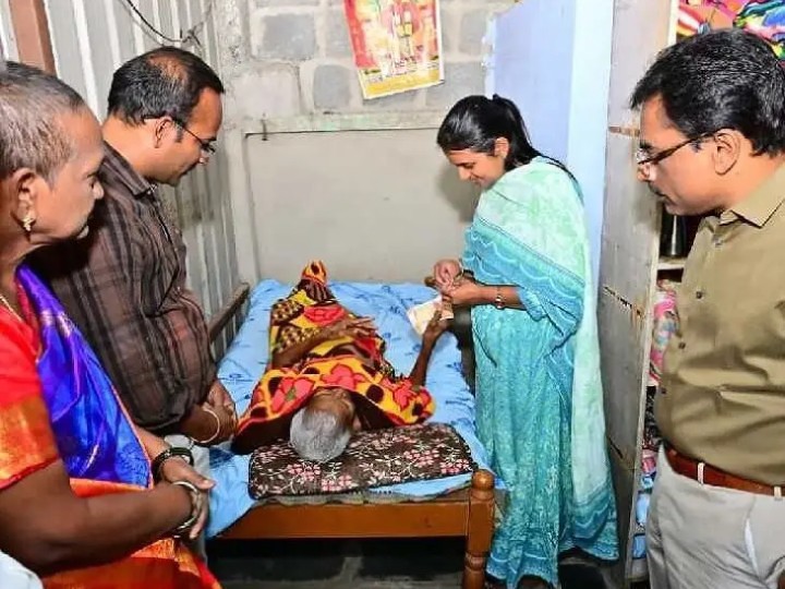 పింఛన్లు పంపిణీ చేసిన కలెక్టర్