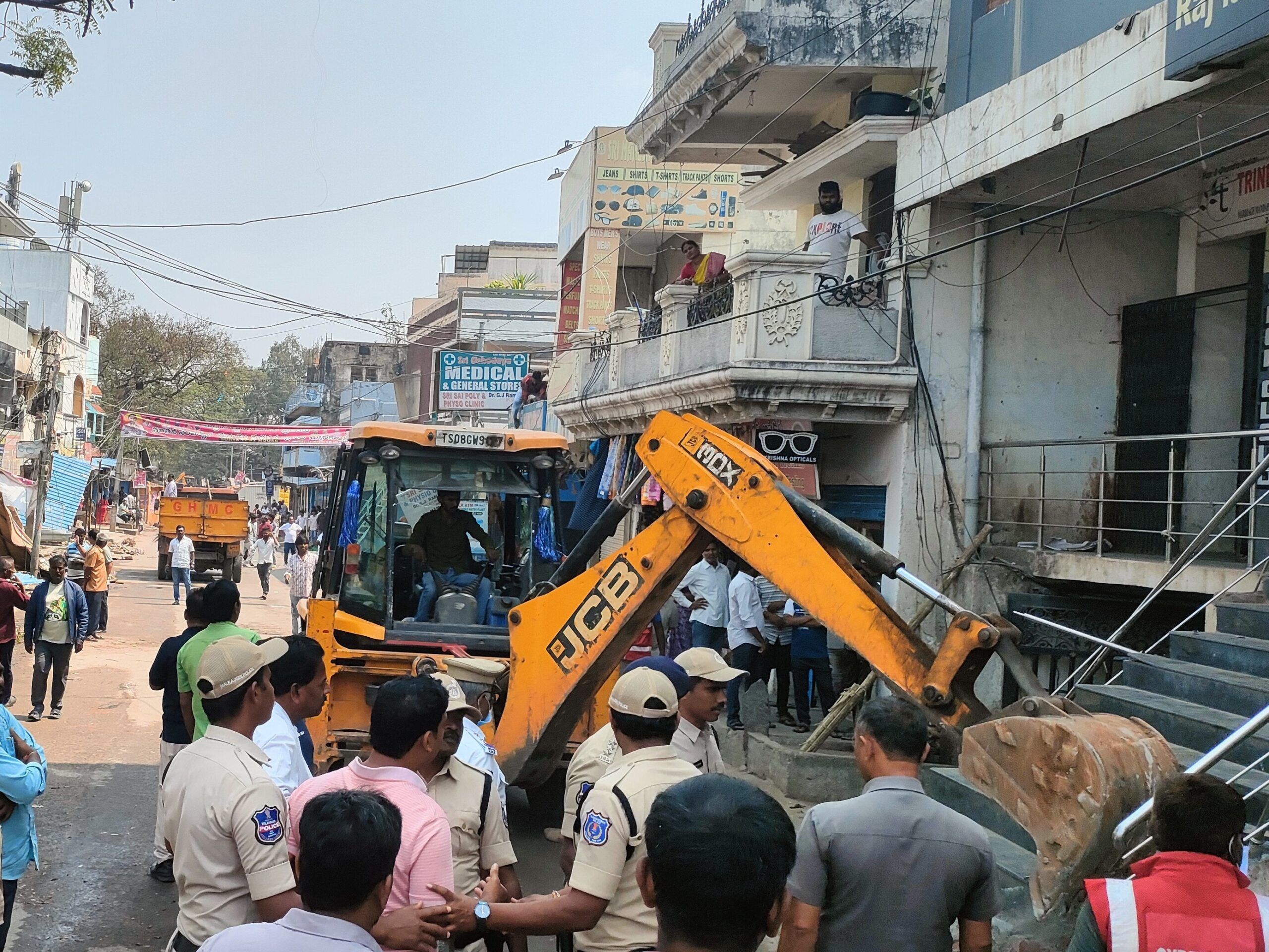 మచ్చ బొల్లారం మార్కెట్ రోడ్డులో ఫుట్‌పాత్ ఆక్రమణల తొలగింపు