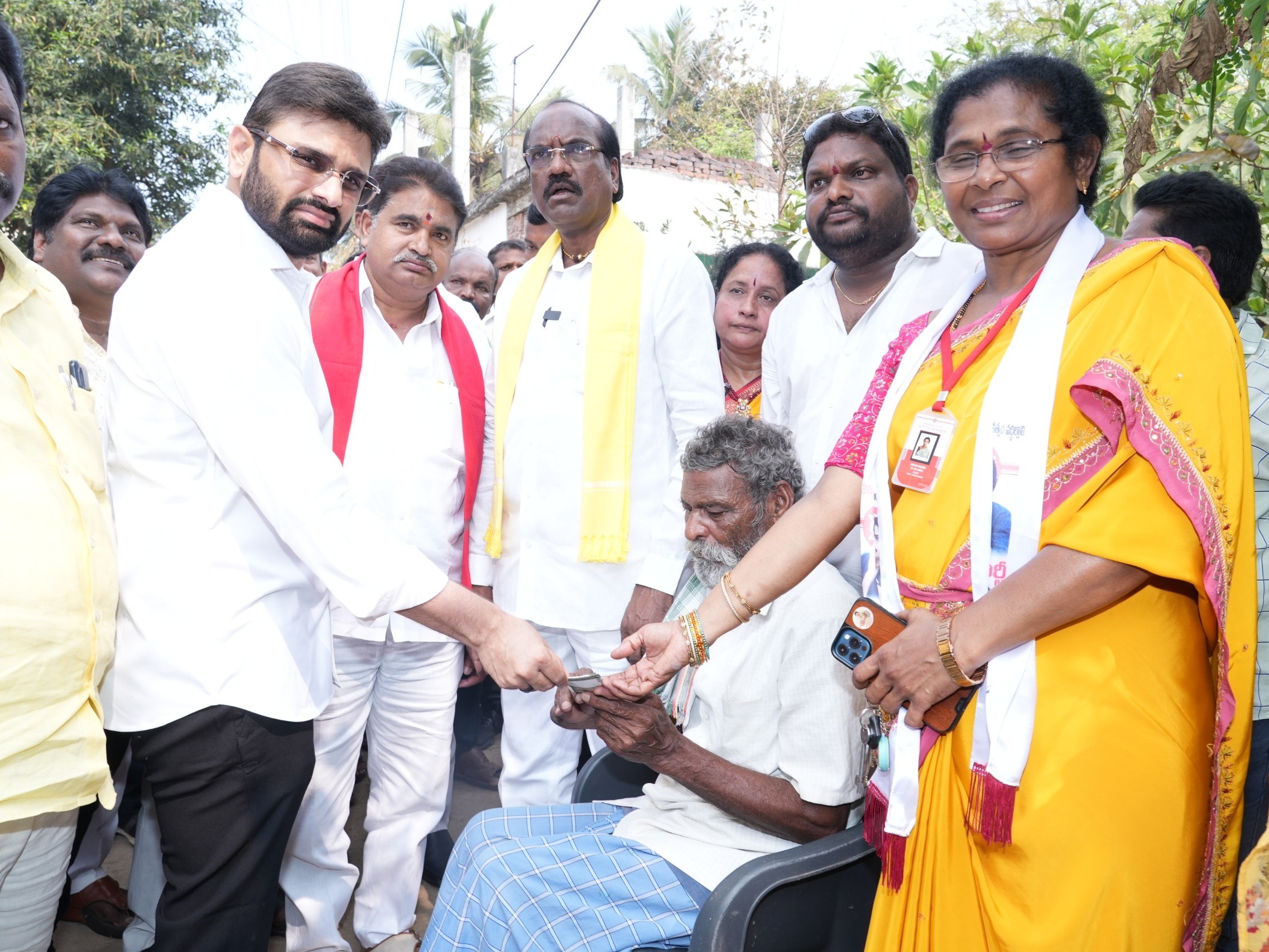 పింఛన్ల పంపిణీ కార్యక్రమంలో పాల్గొన్న ఎంపీ