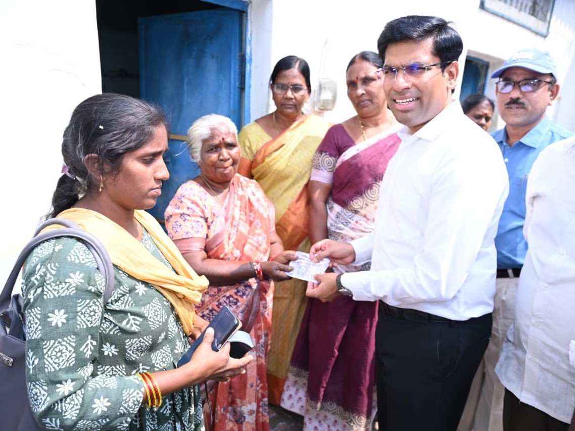 పెన్షన్‌లు పంపిణీ చేసిన కలెక్టర్