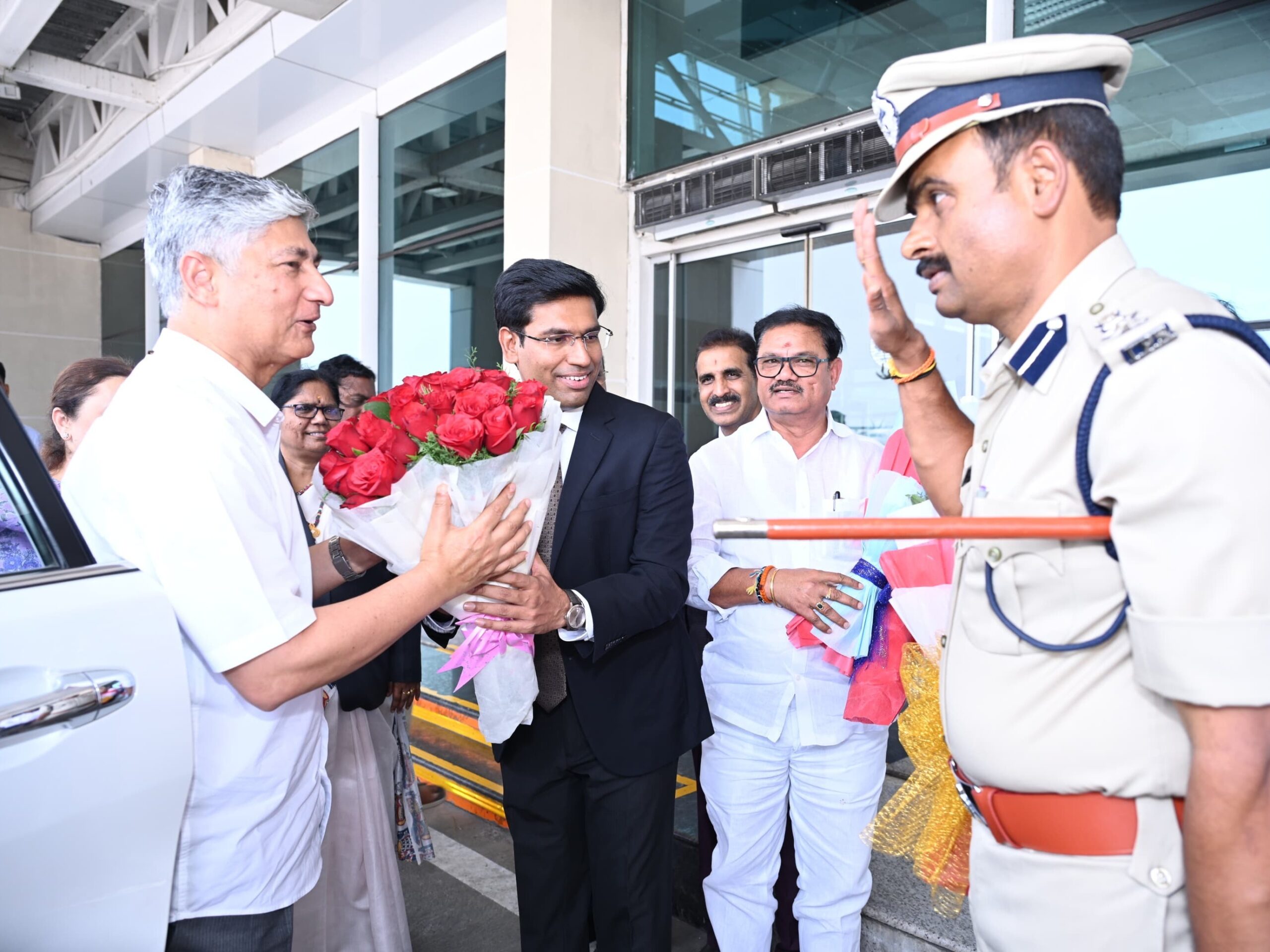 జస్టిస్ ధీరాజ్ సింగ్ ఠాకూర్‌కు ఘన స్వాగతం