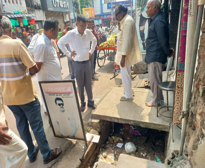 ఖాళీ స్థలాల యజమానులకు నోటీసులు ఇవ్వండి: కలెక్టర్