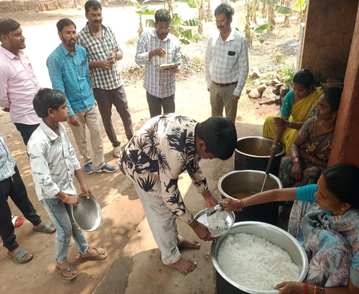 మధ్యాహ్న భోజన పథకాన్ని తనిఖీ చేసిన ఎంఈవో