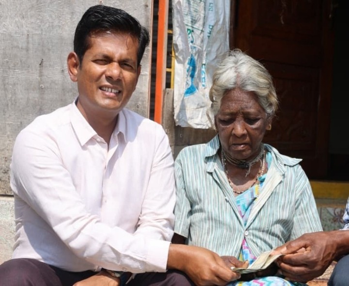 పెన్షన్లను పంపిణీ చేసిన జిల్లా కలెక్టర్