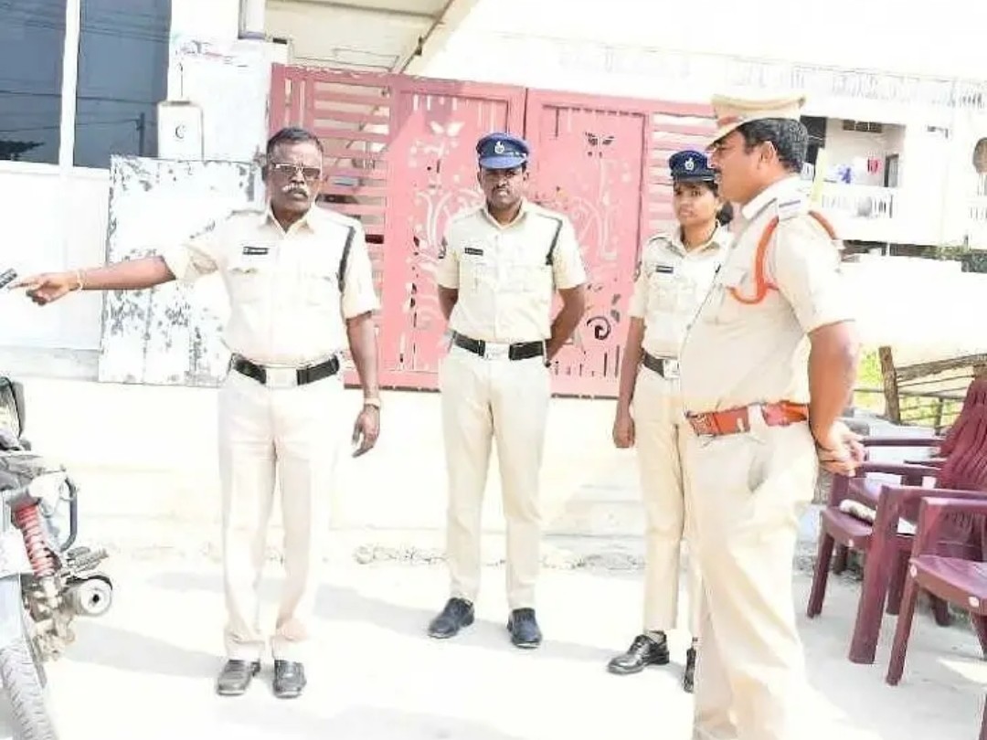 పరీక్ష కేంద్రాలు తనిఖీ చేసిన ఎస్సై