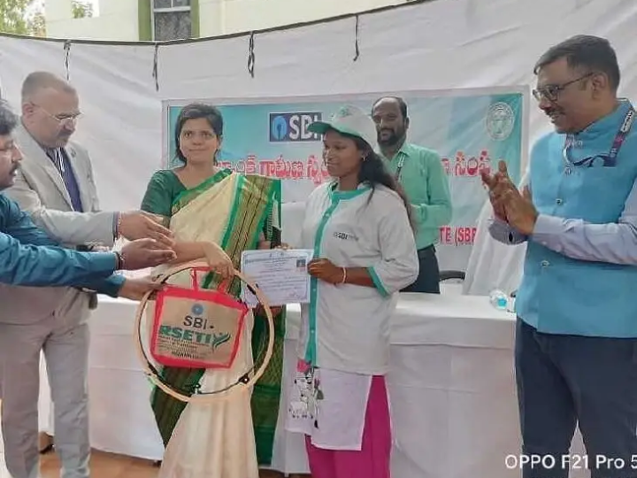 మహిళలకు సర్టిఫికెట్ల ప్రదానం