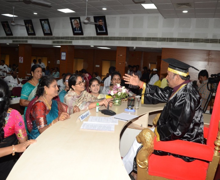 మహిళా కార్పొరేటర్ల వినూత్న నిరసన