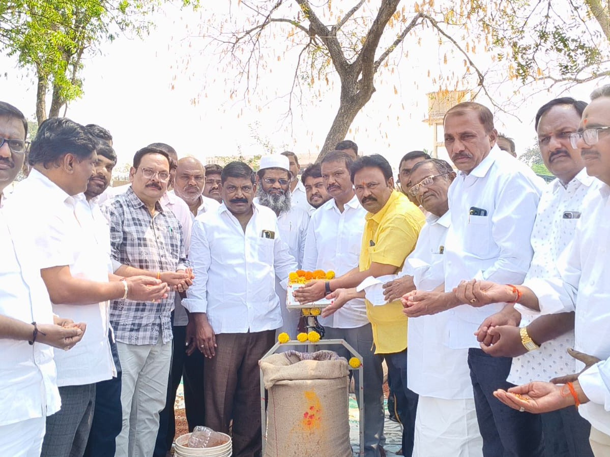 శనగల కేంద్రం ప్రారంభించిన ఎమ్మెల్య గిత్త